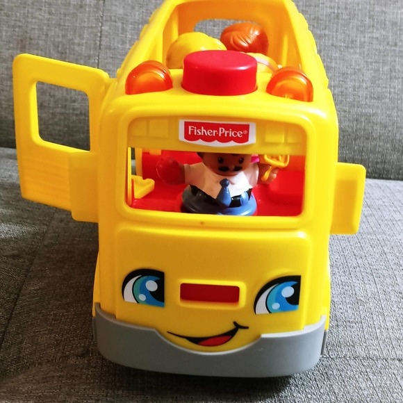 Vintage Fisher Price Toy School Bus with 4 Figures Music Lights Sounds Talking - Picture 2 of 9